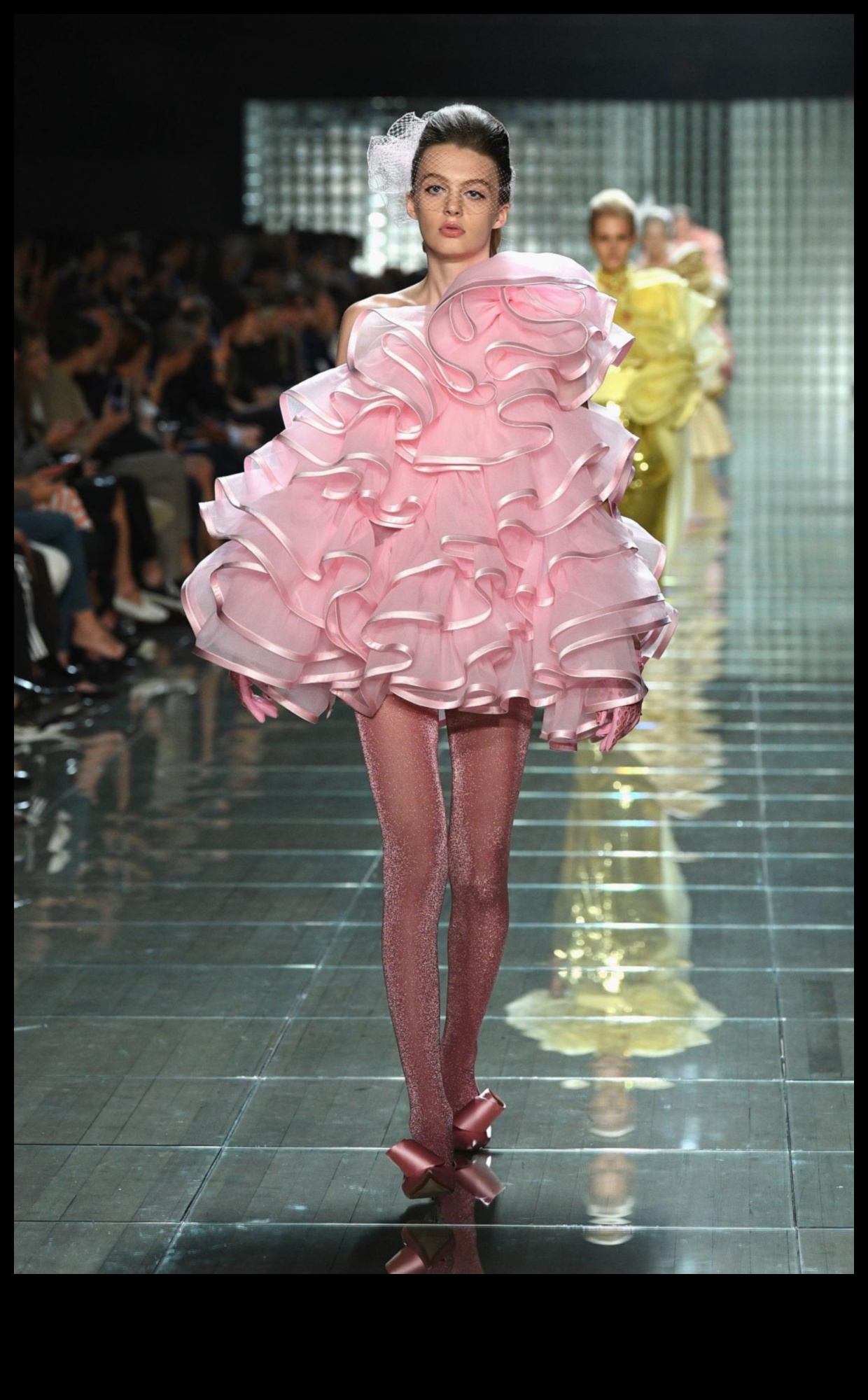 Revolucionārie volāni: drāmas pievienošana modes siluetiem