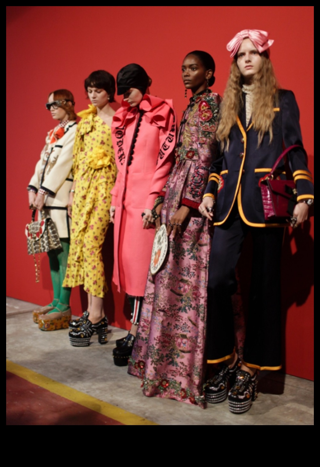 High-Tech Glam Kā modernie tērpi no jauna nosaka modes standartus 4 High-Tech Glam: moderni tērpi, kas no jauna nosaka modes standartus