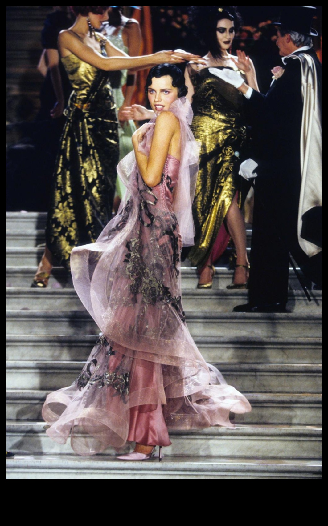 Runway Royalty piedāvā ieskatu pasaules ietekmīgākajos modes dizaineros 4 Runway Royalty Revels: Valda augstākā modes pasaulē