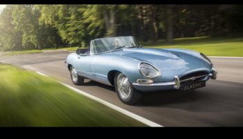 Elegance uz riteņiem: klasisko automašīnu dizainu mūžīgais valdzinājums