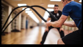 Uzmanīga svarcelšana: emocionālās noturības veidošana, izmantojot spēka treniņus