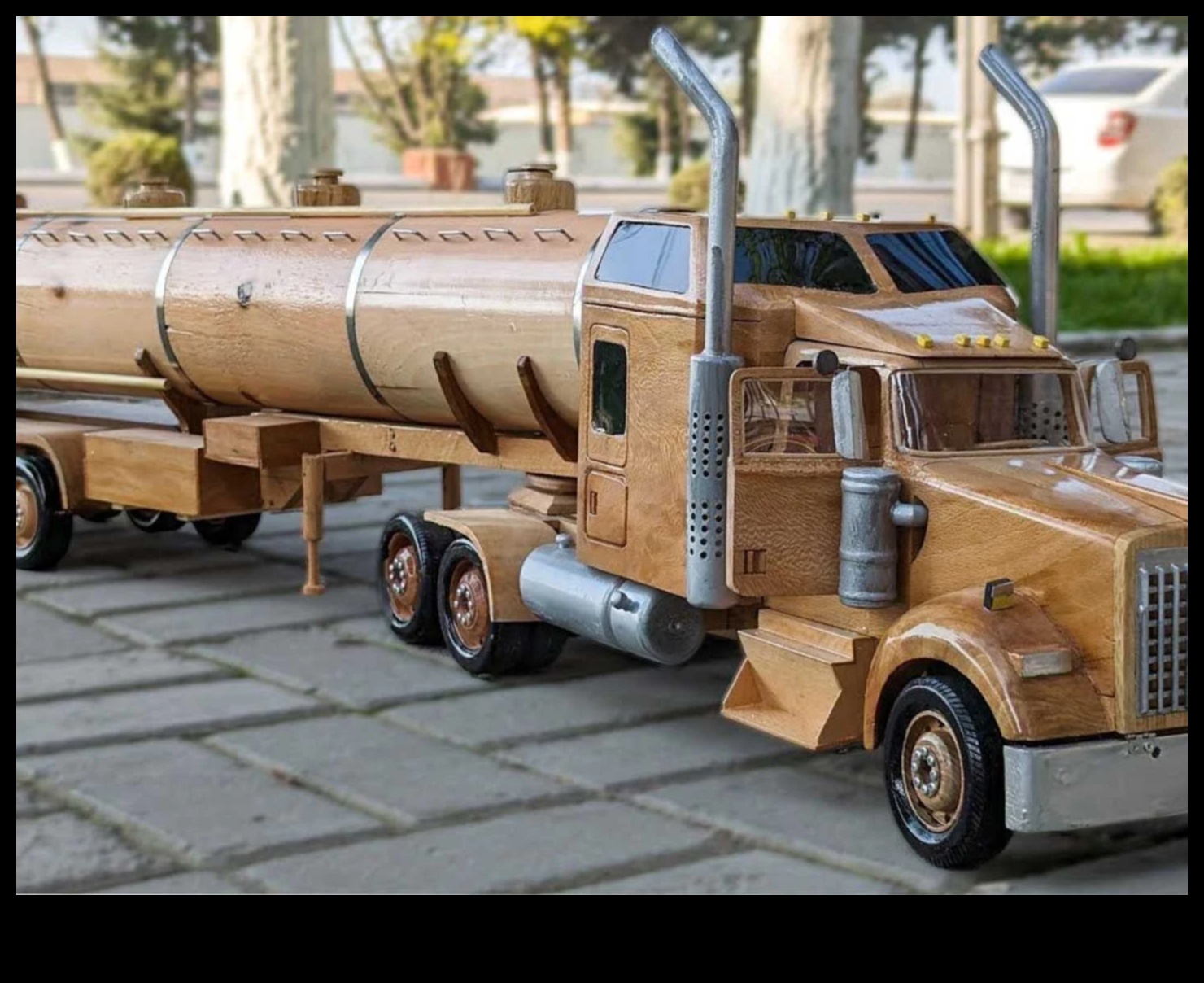 Pielāgoti darbi: kravas automašīnas, kas pārveidotas par personalizētiem šedevriem